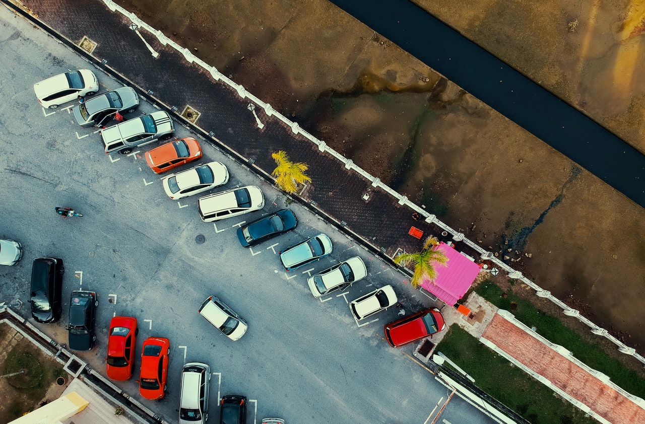Malowanie linii na parkingu – kiedy jest potrzebne?